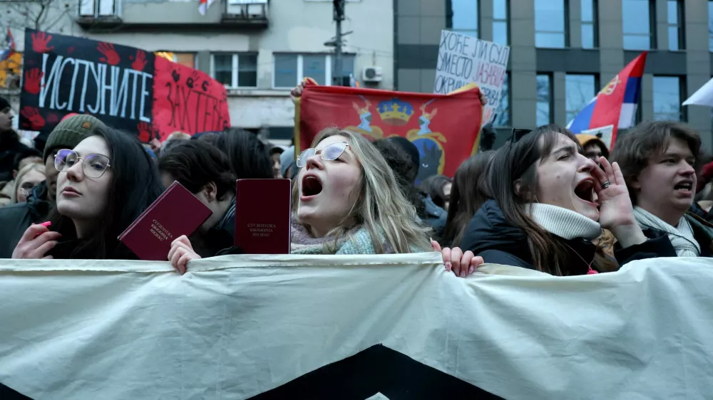 Tudi včeraj so se v Beogradu, tokrat pred ustavnim sodiščem, nadaljevali protesti proti vladnim politikam, korupciji in malomarnosti. Foto: Reuters