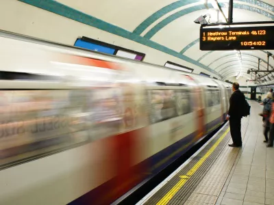 V Londonu so se potnikom na podzemni železnici v nedeljo znova pridružili tudi tisti brez hlač ali krila Foto: STA