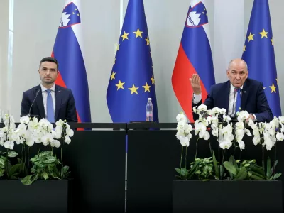 Brdo pri Kranju, Kongresni center Brdo.NK, na kateri so predstavili izvedene projekte v slovenskih obcinah v mandatu vlade in spregovorili o projektih, ki so v teku, ter tistih, ki jih je vlada potrdila in bodo izvedeni v prihodnje.Minister za obrambo Matej Tonin, PV Janez Jansa in gospodarski minister Zdravko Pocivalsek