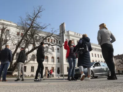 ﻿- 07.03.2022 - Vrhovno sodišče Ljubljana, Tavčarjeva 9 - bombni preplah v sodni palači - zaradi grožnje z bombo so izpraznili ljubljansko sodno palačo//FOTO: Tomaž Skale