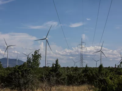 Štirinajst vetrnih elektrarn se že vrti na avstrijskem Koroškem, v postopkih gradnje jih je še nadaljnjih 32. Nanje referendumski rezultat ne bo vplival. Foto: Bojan Velikonja