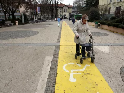 Stanje dostopnosti objektov v javni rabi je danes še vedno neustrezno, saj nekateri prilagoditev še niso izvedli. Fotografija je simbolična. Foto: Tomaž Skale