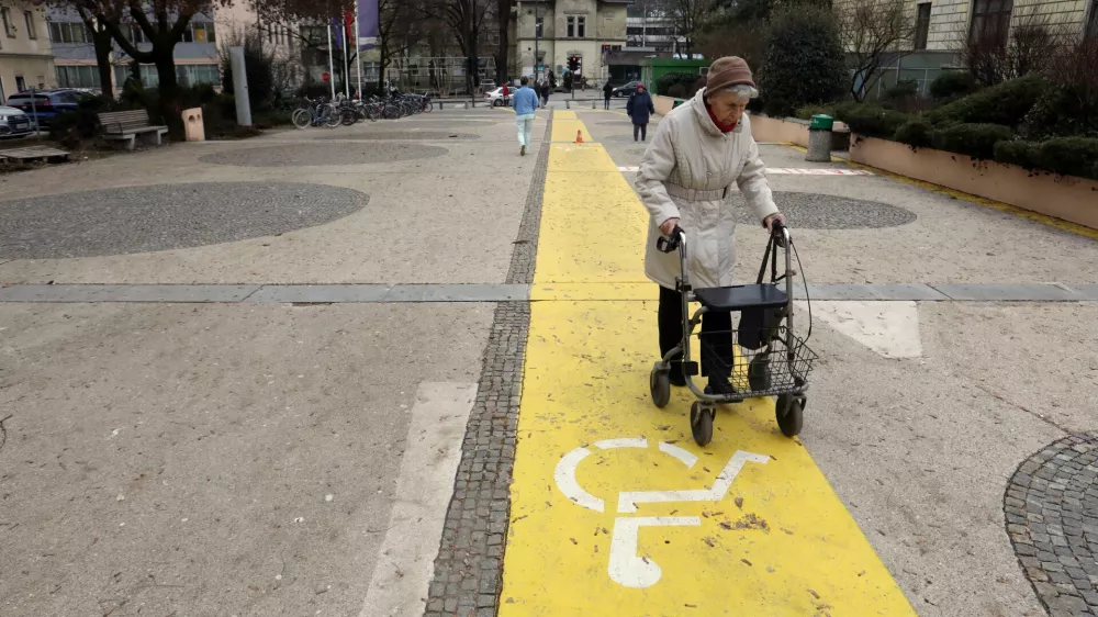 Stanje dostopnosti objektov v javni rabi je danes še vedno neustrezno, saj nekateri prilagoditev še niso izvedli. Fotografija je simbolična. Foto: Tomaž Skale