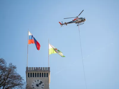 Ljubljana.Secnja in helikoptersko spravilo lesa na grajskem pobocju.