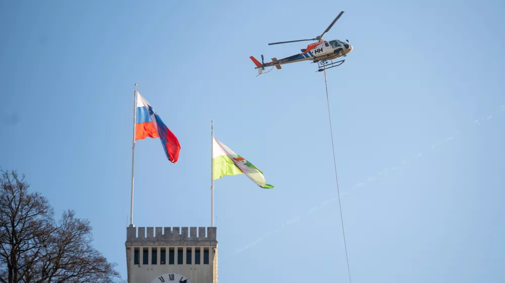 Ljubljana.Secnja in helikoptersko spravilo lesa na grajskem pobocju.