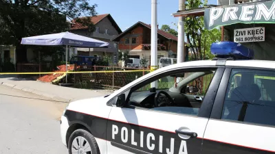 28.05.2012. Bihac, Bosna i Hercegovina - Jedna zena poginula, dok su dvije osobe ranjene u eksploziji bombe koja je aktivirana pokraj trznice u Bihacu. Eksplozija se dogodila na privatnom standu u dvoristu privatne kuce u Ulici Hadziabdica. Stradale su dvije sestre kad su pokusavale otvoriti suncobran u kojem je bila postavljena bomba te muskarac koji se u tom trenutku zatekao u njihovoj blizini. Jedna od zena je poginula.rPhoto: Kristina Stedul Fabac/PIXSELL