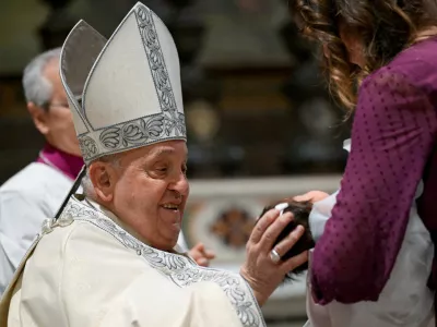 Pope Francis baptises a baby during a Mass at Sistine Chapel at the Vatican, January 12, 2025. Vatican Media/?Handout via REUTERS ATTENTION EDITORS - THIS IMAGE WAS PROVIDED BY A THIRD PARTY. / Foto: Vatican Media