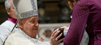 Pope Francis baptises a baby during a Mass at Sistine Chapel at the Vatican, January 12, 2025. Vatican Media/?Handout via REUTERS ATTENTION EDITORS - THIS IMAGE WAS PROVIDED BY A THIRD PARTY. / Foto: Vatican Media