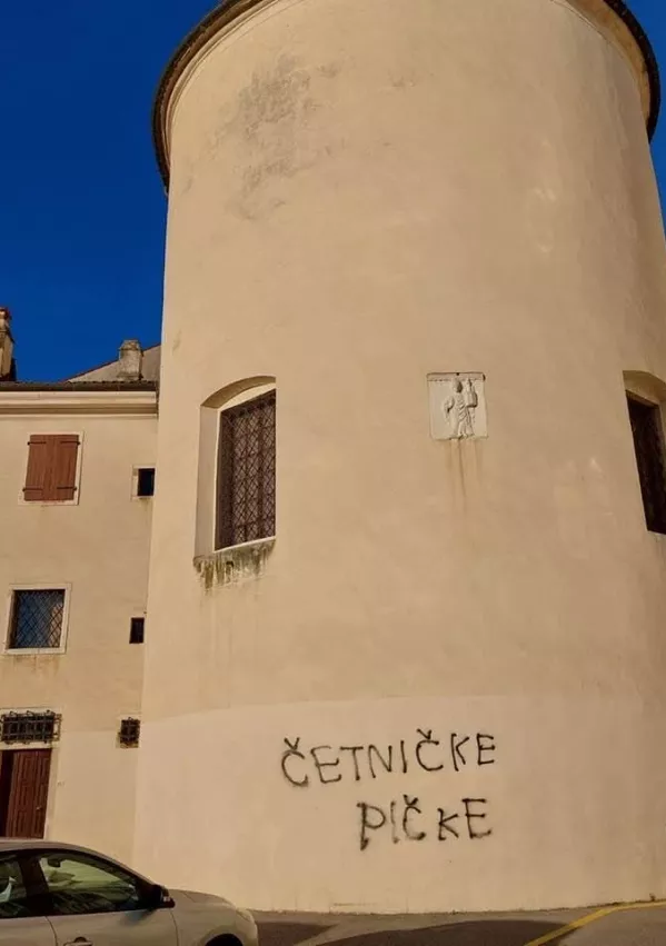 Žaljivi grafit na koprski stolnici. Foto: bralec