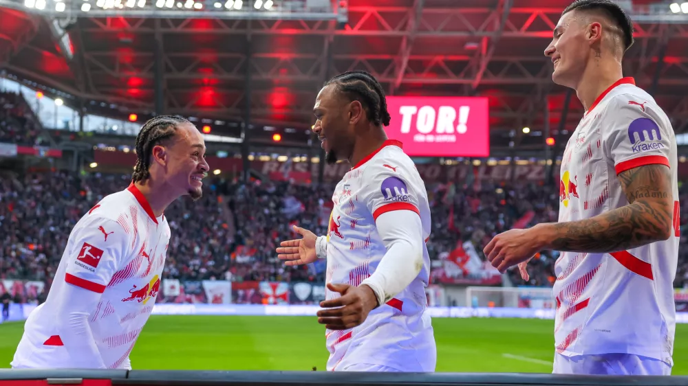 12 January 2025, Saxony, Leipzig: (L-R) Leipzig's Xavi Simons, Lois Openda and Benjamin Sesko celebrate after Simons' goal during the German Bundesliga soccer match between RB Leipzig and Werder Bremenat the Red Bull Arena. Photo: Jan Woitas/dpa - WICHTIGER HINWEIS: Gemäß den Vorgaben der DFL Deutsche Fußball Liga bzw. des DFB Deutscher Fußball-Bund ist es untersagt, in dem Stadion und/oder vom Spiel angefertigte Fotoaufnahmen in Form von Sequenzbildern und/oder videoähnlichen Fotostrecken zu verwerten bzw. verwerten zu lassen.