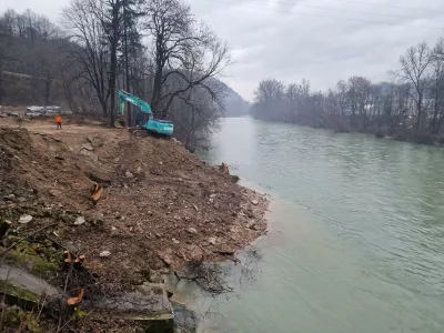 Dela trenutno potekajo v strugi Save, novi most pa naj bi bil postavljen še letos. Foto: MOK