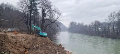 Dela trenutno potekajo v strugi Save, novi most pa naj bi bil postavljen še letos. Foto: MOK