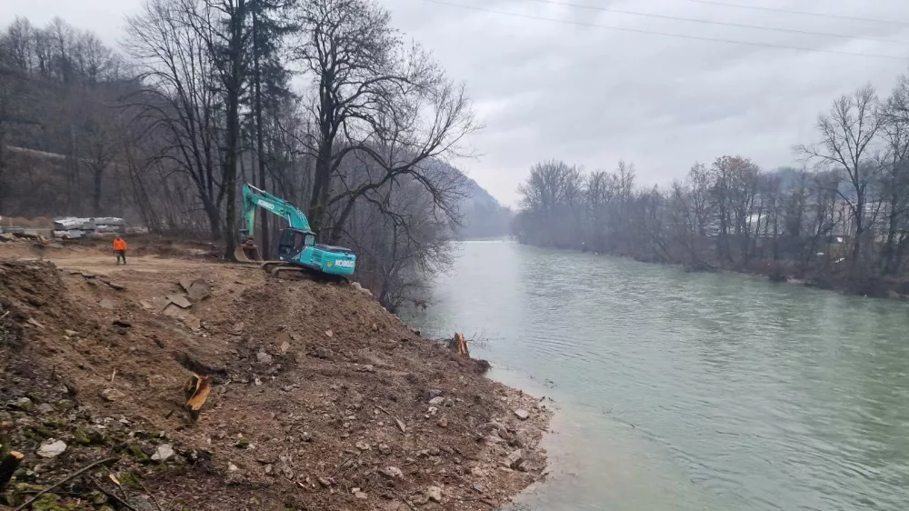 Dela trenutno potekajo v strugi Save, novi most pa naj bi bil postavljen še letos. Foto: MOK