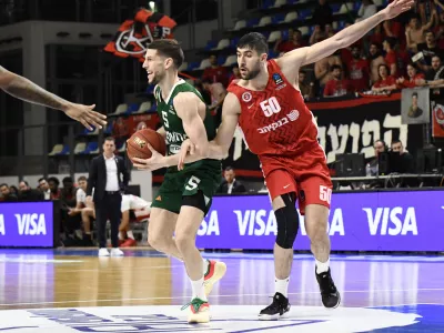 Olimpijin Aleksej Nikolić je bil v zaključku tekme zbran s črte prostih metov in bil ključen posameznik pri veliki zmagi proti Hapoelu. Foto: KK Cedevita Olimpija/Tine Ružić