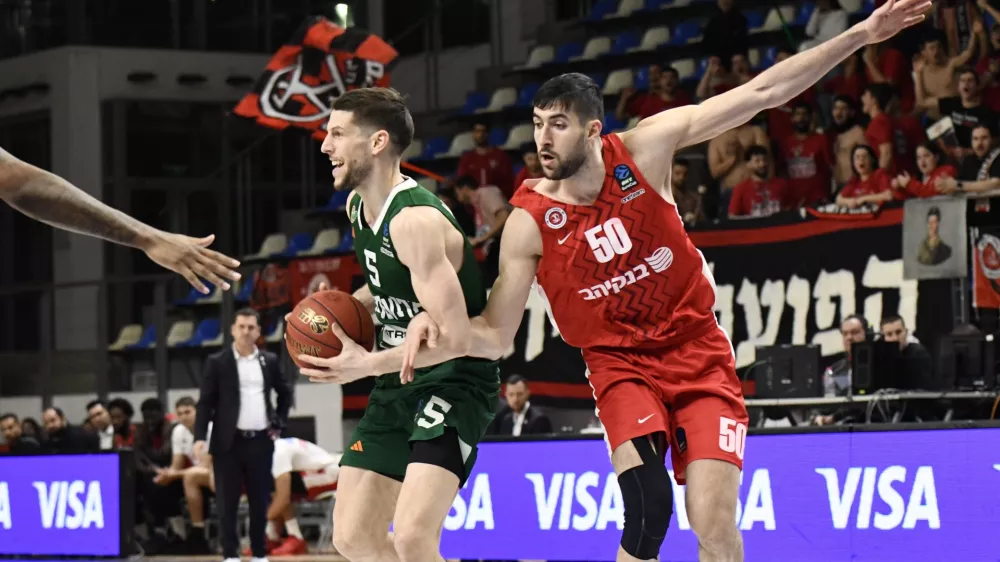 Olimpijin Aleksej Nikolić je bil v zaključku tekme zbran s črte prostih metov in bil ključen posameznik pri veliki zmagi proti Hapoelu. Foto: KK Cedevita Olimpija/Tine Ružić