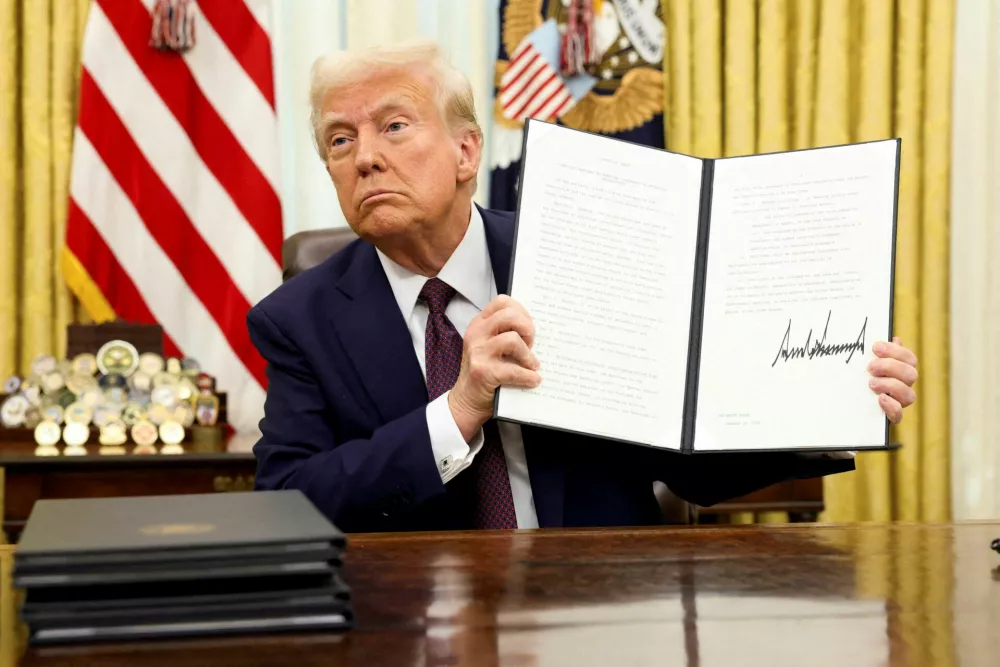 U.S. President Donald Trump holds a signed executive order on AI, in the Oval Office of the White House, in Washington, U.S., January 23, 2025.  REUTERS/Kevin Lamarque   TPX IMAGES OF THE DAY / Foto: Kevin Lamarque