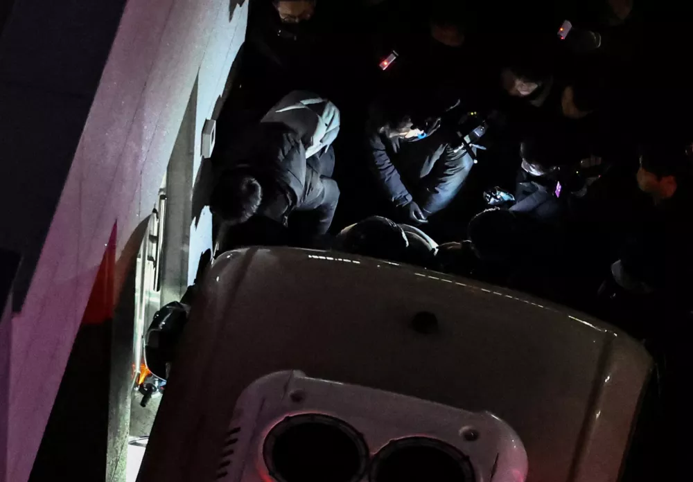 Police officers and investigators of the Corruption Investigation Office for High-ranking Officials try to open the entrance to the official residence of impeached South Korean President Yoon Suk Yeol, as authorities seek to execute an arrest warrant, in Seoul, South Korea, January 15, 2025.  Yonhap via REUTERS  THIS IMAGE HAS BEEN SUPPLIED BY A THIRD PARTY. NO RESALES. NO ARCHIVES. SOUTH KOREA OUT. NO COMMERCIAL OR EDITORIAL SALES IN SOUTH KOREA.