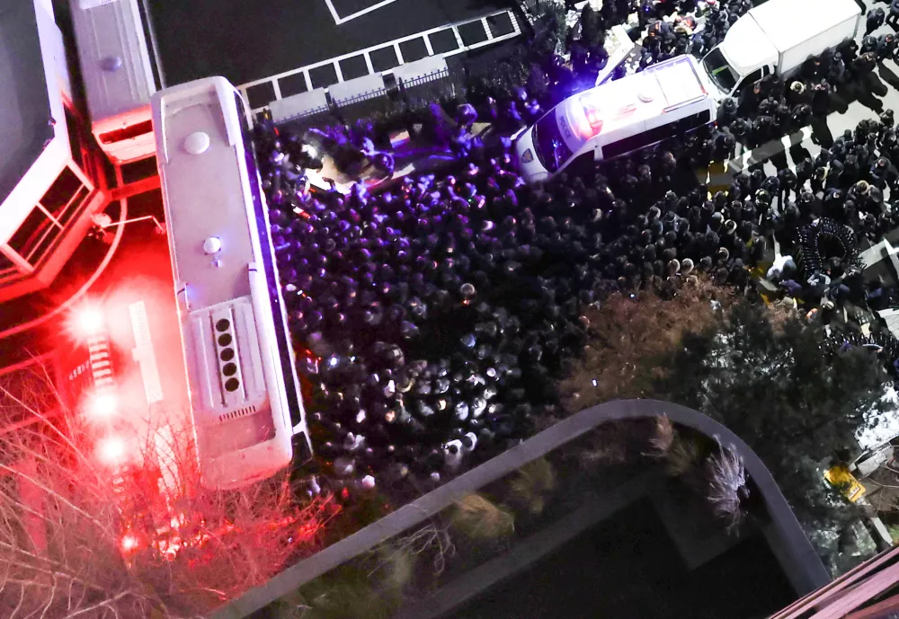 Police officers and investigators of the Corruption Investigation Office for High-ranking Officials gather in front of the entrance to the official residence of impeached South Korean President Yoon Suk Yeol, as authorities seek to execute an arrest warrant, in Seoul, South Korea, January 15, 2025.  Yonhap via REUTERS  THIS IMAGE HAS BEEN SUPPLIED BY A THIRD PARTY. NO RESALES. NO ARCHIVES. SOUTH KOREA OUT. NO COMMERCIAL OR EDITORIAL SALES IN SOUTH KOREA.