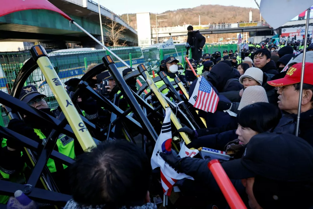 Impeached South Korean President Yoon Suk Yeol's supporters scuffle with police officers as authorities seek to execute an arrest warrant, in Seoul, South Korea, January 15, 2025. REUTERS/Tyrone Siu