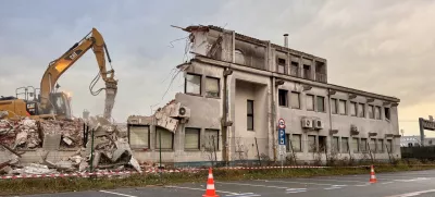 Koper, Ulica 15. maja.Rusenje nekdanje koprske policijske uprave.