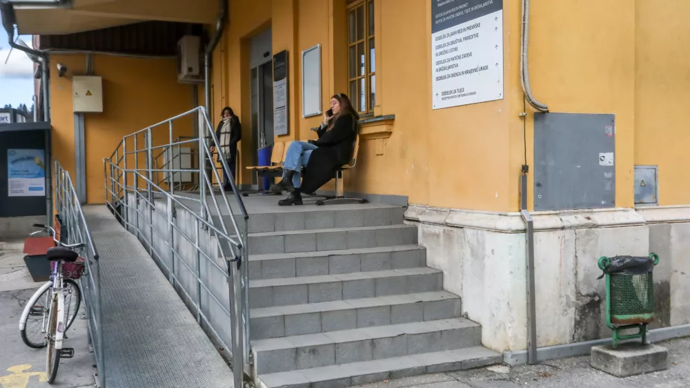 - 13.01.2024. - Rampa, prilagojen vhod za invalide na UE Ljubljana, na oddelku za tujce.//FOTO: Bojan Velikonja