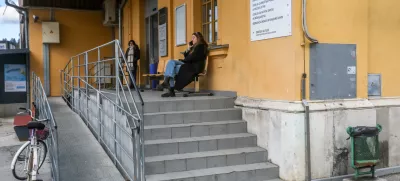 - 13.01.2024. - Rampa, prilagojen vhod za invalide na UE Ljubljana, na oddelku za tujce.//FOTO: Bojan Velikonja