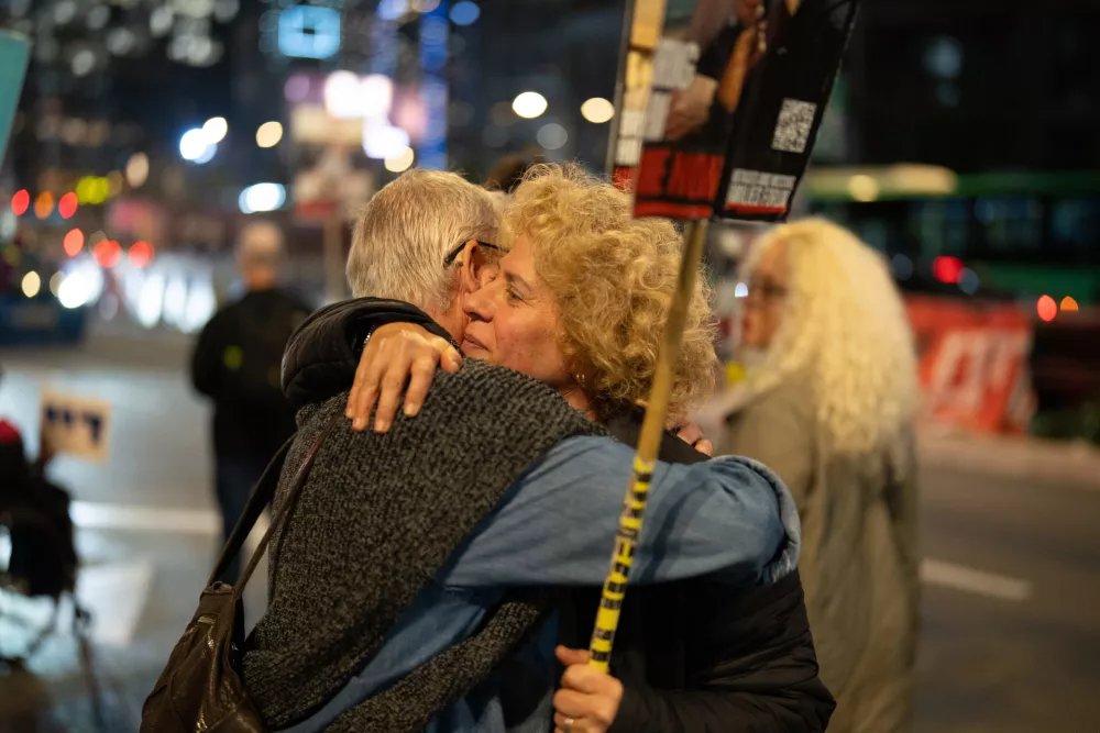 15 January 2025, Israel, Tel Aviv: Demonstrators embrace each other during a protect in front of the Israeli Defence Ministry, calling for the release of Israelis held hostage in Gaza since October 2023. The protest comes amid reports of a ceasefire deal between Israel and Hamas, which includes the release of hostages, according to officials from Hamas, the United States, and other mediators. Photo: Ilia Yefimovich/dpa