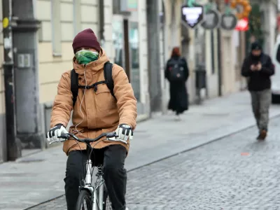 - 04.12.2023 – simbolična fotografija – zima – jutranji mraz v Ljubljani – temperature padle pod ničlo – //FOTO: Tomaž Skale