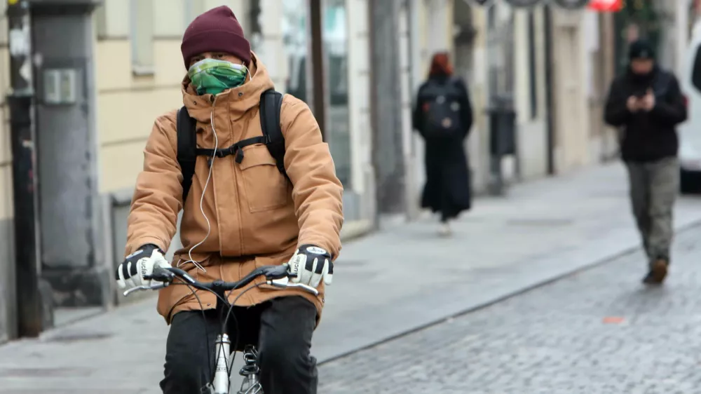 - 04.12.2023 – simbolična fotografija – zima – jutranji mraz v Ljubljani – temperature padle pod ničlo – //FOTO: Tomaž Skale