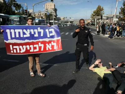 A man holds a banner that reads ''Yes to victory, no to surrender'', as people protest a ceasefire deal that they think may weaken Israel's future security, in Jerusalem, January 16, 2025. REUTERS/Ronen Zvulun