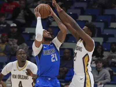 New Orleans Pelicans center Yves Missi tries to block Dallas Mavericks center Daniel Gafford (21) in the first half of an NBA basketball game in New Orleans, Wednesday, Jan. 15, 2025. (AP Photo/Gerald Herbert)