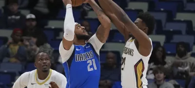 New Orleans Pelicans center Yves Missi tries to block Dallas Mavericks center Daniel Gafford (21) in the first half of an NBA basketball game in New Orleans, Wednesday, Jan. 15, 2025. (AP Photo/Gerald Herbert)