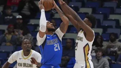 New Orleans Pelicans center Yves Missi tries to block Dallas Mavericks center Daniel Gafford (21) in the first half of an NBA basketball game in New Orleans, Wednesday, Jan. 15, 2025. (AP Photo/Gerald Herbert)