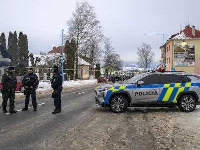 Na snímke polícia hliadkuje na ceste, ktorá vedie k budove gymnázia (nie je na snímke) po útoku nožom v meste Spišská Stará Ves (okres Kežmarok) vo štvrtok 16. januára 2025. Po útoku hlásia dvoch mŕtvych. Jeden pacient je v kritickom stave. TASR to potvrdila Danka Capáková z Operačného strediska záchrannej zdravotnej služby (OS ZZS) SR. Podozrivého 18-ročného študenta, ktorý sa mal dopustiť tohto závažného skutku, polícia zadržala. cestapolicajtipolicajná páska,Image: 954214477, License: Rights-managed, Restrictions: Image must be credited: TASR / Profimedia, Model Release: no