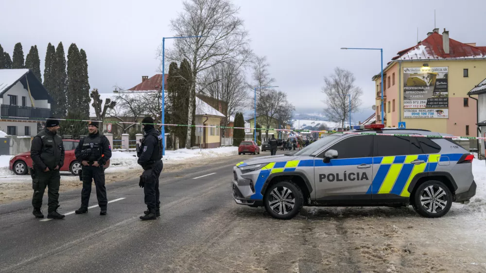 Na snímke polícia hliadkuje na ceste, ktorá vedie k budove gymnázia (nie je na snímke) po útoku nožom v meste Spišská Stará Ves (okres Kežmarok) vo štvrtok 16. januára 2025. Po útoku hlásia dvoch mŕtvych. Jeden pacient je v kritickom stave. TASR to potvrdila Danka Capáková z Operačného strediska záchrannej zdravotnej služby (OS ZZS) SR. Podozrivého 18-ročného študenta, ktorý sa mal dopustiť tohto závažného skutku, polícia zadržala. cestapolicajtipolicajná páska,Image: 954214477, License: Rights-managed, Restrictions: Image must be credited: TASR / Profimedia, Model Release: no