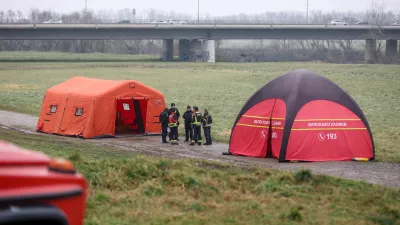 16.01.2025., Zagreb - Vatrogasci, policija, HGSS i Civilna zastita uz rijeku Savu gdje se pripremaju za nastavak potraga ze nestalim dijetetom u rijeci. Sinisa Jembrih, zapovjednik Javne vatrogasne postrojbe Zagreb i Kristijan Hmura voditelj potrage iz HGSS-a. Photo: Igor Kralj/PIXSELL