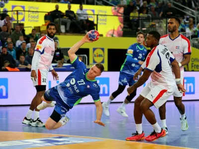 Handball - IHF Handball World Championships 2025 - Preliminary Round - Group G - Slovenia v Cuba - Zagreb Arena, Zagreb, Croatia - January 16, 2025 Slovenia's Kristjan Horzen shoots at goal REUTERS/Antonio Bronic