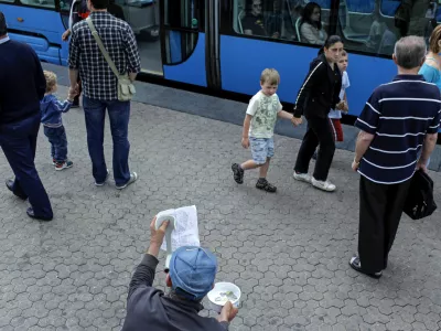 ﻿- Ilustrativna fotografija - Zagreb, berač, beračenje, revščina, ljudje - hrvatje - prosjačenje- 1.7.2013 - Vstop Hrvaške v Evropsko unijo (EU) - Hrvaška je postala 28. članica Evropske unije - na evropski cilj je prispela devet let za Slovenijo, s katero sta se osamosvojili hkrati.  //FOTO: Jaka Gasar