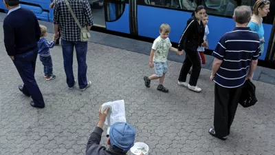 ﻿- Ilustrativna fotografija - Zagreb, berač, beračenje, revščina, ljudje - hrvatje - prosjačenje- 1.7.2013 - Vstop Hrvaške v Evropsko unijo (EU) - Hrvaška je postala 28. članica Evropske unije - na evropski cilj je prispela devet let za Slovenijo, s katero sta se osamosvojili hkrati.  //FOTO: Jaka Gasar