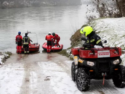 16.01.2025., Zagreb - Vatrogasci, policija, HGSS i Civilna zastita uz rijeku Savu kod toplane nastavljaju s potragom za nestalim dijetetom. Photo: Zeljko Lukunic/PIXSELL