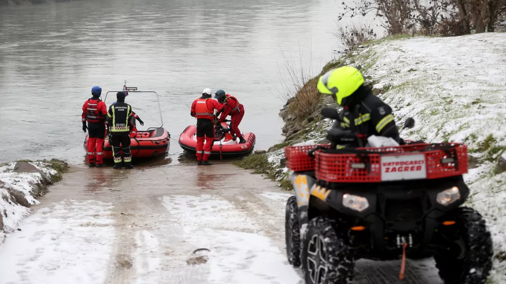 16.01.2025., Zagreb - Vatrogasci, policija, HGSS i Civilna zastita uz rijeku Savu kod toplane nastavljaju s potragom za nestalim dijetetom. Photo: Zeljko Lukunic/PIXSELL