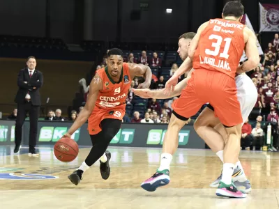 Brynton Lemar (z žogo) je bil z 19 točkami najboljši strelec ob zmagi Cedevite Olimpije proti Lietkabelisu. Foto: KK Cedevita Olimpija/Tine Ružić