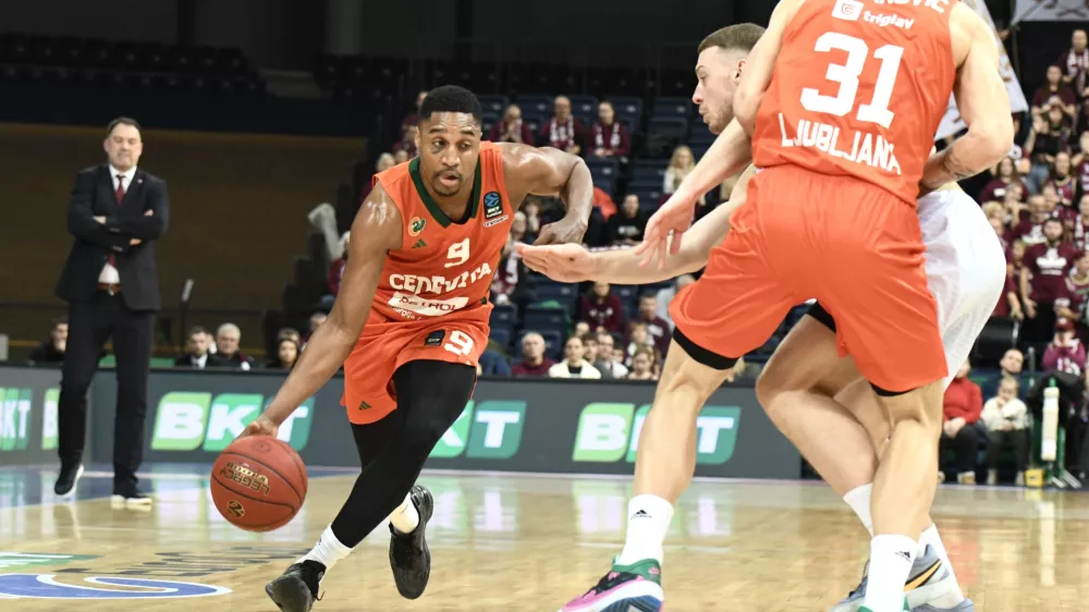 Brynton Lemar (z žogo) je bil z 19 točkami najboljši strelec ob zmagi Cedevite Olimpije proti Lietkabelisu. Foto: KK Cedevita Olimpija/Tine Ružić