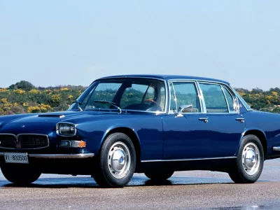 Quattroporte je na cesto prvič zapeljal leta 1963, pod obliko se je podpisal Petro Frua. Z letnikom 1982 se je prevažal italijanski predsednik Sandro Pertini, njegov je bil blindiran. Notranjost zadnje generacije letnik 2023 je bila odeta v usnje in les. Foto: Youtube