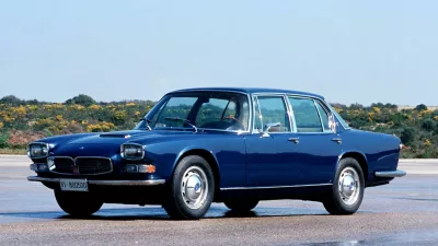 Quattroporte je na cesto prvič zapeljal leta 1963, pod obliko se je podpisal Petro Frua. Z letnikom 1982 se je prevažal italijanski predsednik Sandro Pertini, njegov je bil blindiran. Notranjost zadnje generacije letnik 2023 je bila odeta v usnje in les. Foto: Youtube