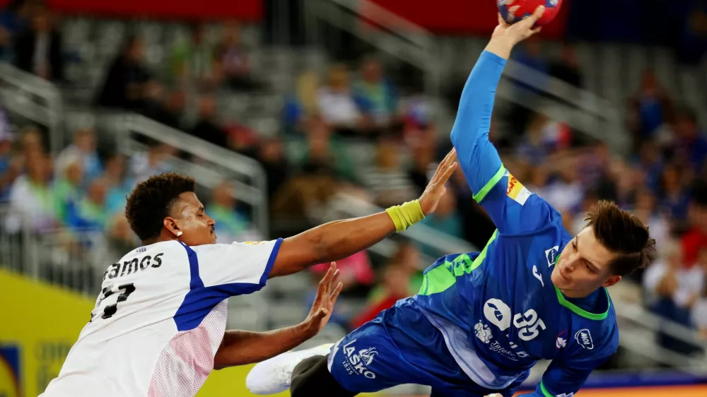 Handball - IHF Handball World Championships 2025 - Preliminary Round - Group G - Slovenia v Cuba - Zagreb Arena, Zagreb, Croatia - January 16, 2025 Slovenia's Domen Makuc in action with Cuba's Claudio Madrigal REUTERS/Antonio Bronic