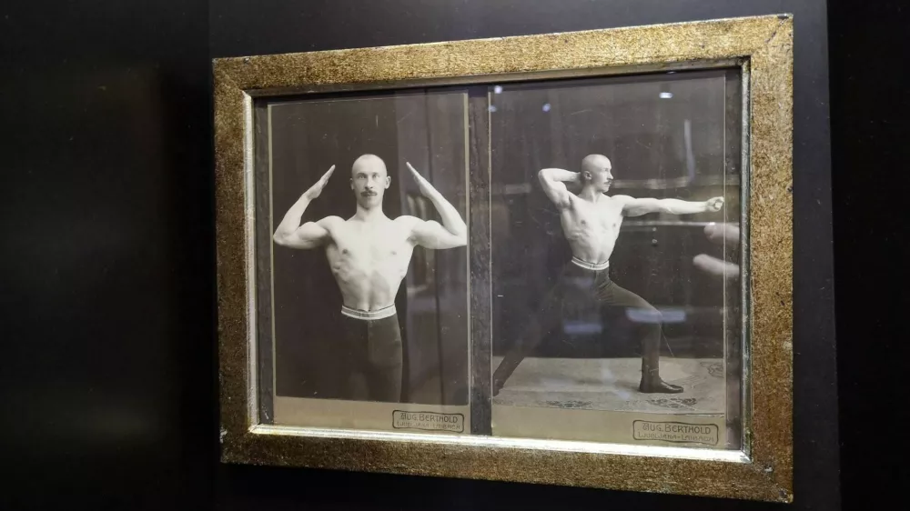 Uokvirjen portret dr. Viktorja Murnika na razstavi Slovenec sem - in kdo je več?! Dr. Viktor Murnik v Narodnem muzeju Slovenije – Metelkova Foto: arhiv NMS / Renny Rovšnik