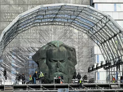 Del otvoritvene slovesnosti EPK v Chemnitzu bo potekal pred kipom Karla Marxa. Foto: Reuters