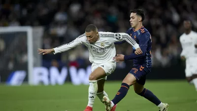 16 January 2025, Spain, Madrid: Real Madrid's Kylian Mbappe and Celta de Vigo's Hugo Sotelo battle for the ball during the Spanish Copa del Rey soccer match between Real Madrid CF and RC Celta de Vigo at Santiago Bernabeu Stadium. Photo: Ruben Albarran/ZUMA Press Wire/dpa