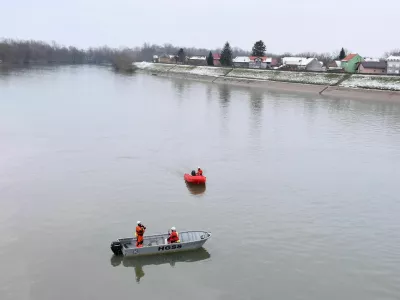 V Savi je izginila triletna deklica, ki jo je v naročju v vodo odnesla mama. 